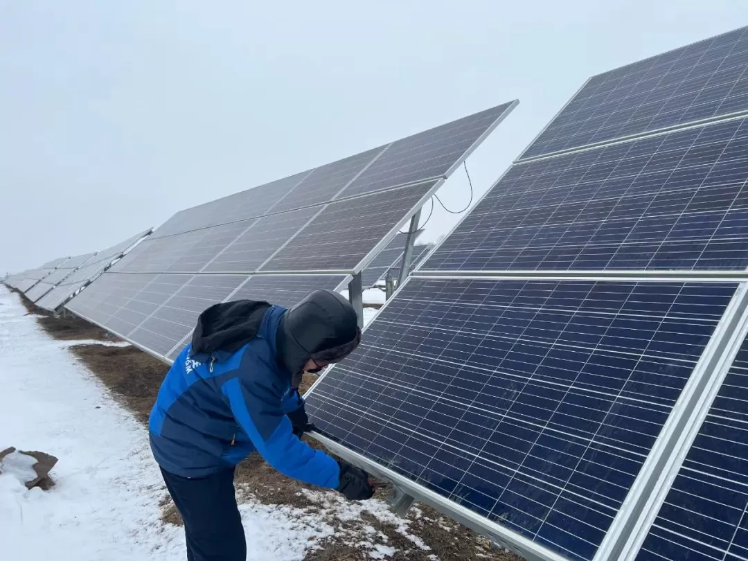 今冬寒潮来袭！光伏电站积雪清扫说明请查收！